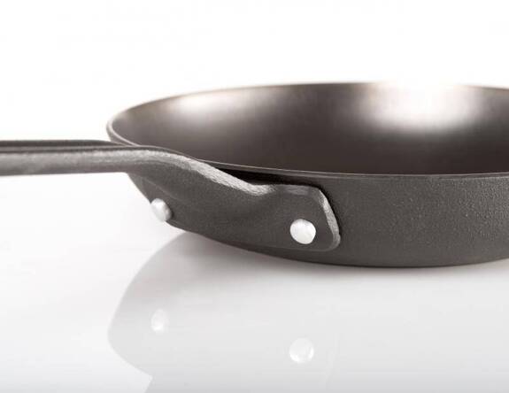 Patelnia żeliwna GSI OUTDOORS GUIDECAST 8 INCH FRYING PAN